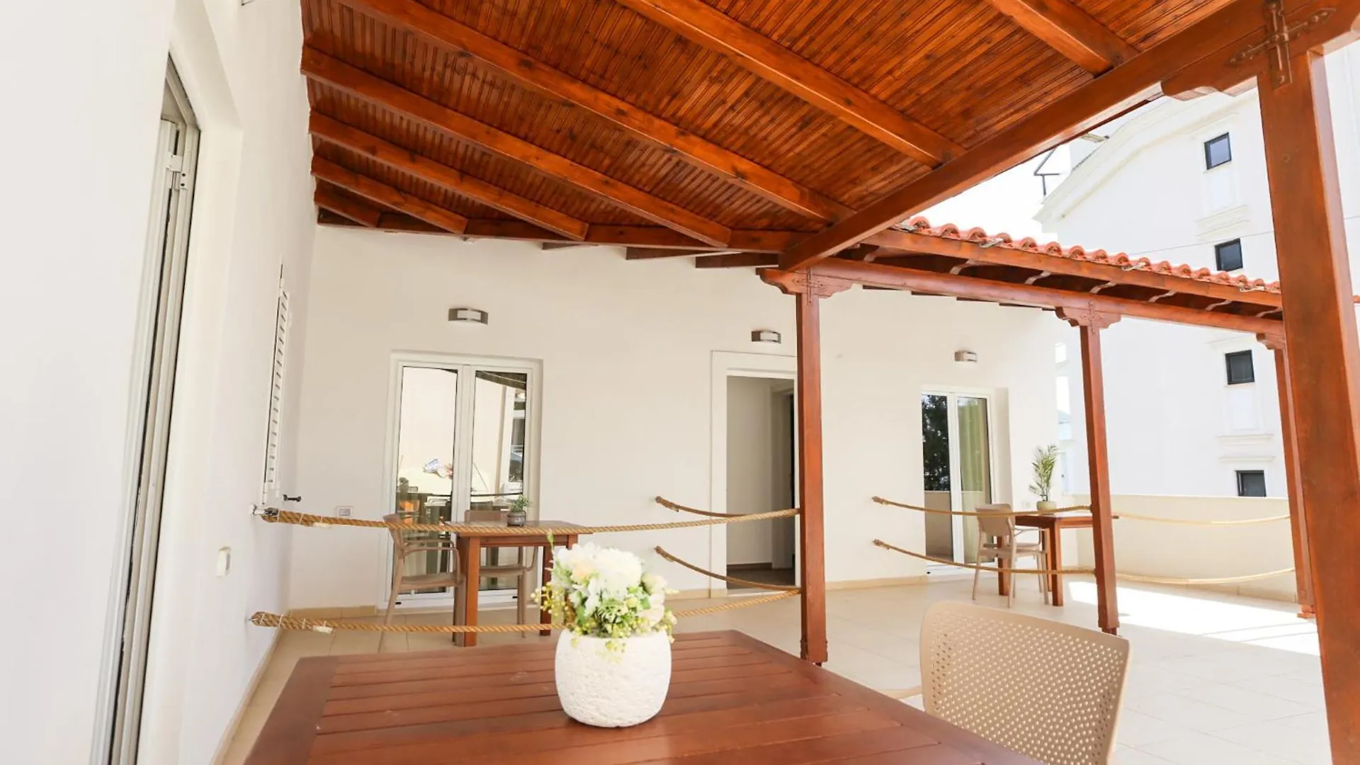 Colette'S Comfort Himare