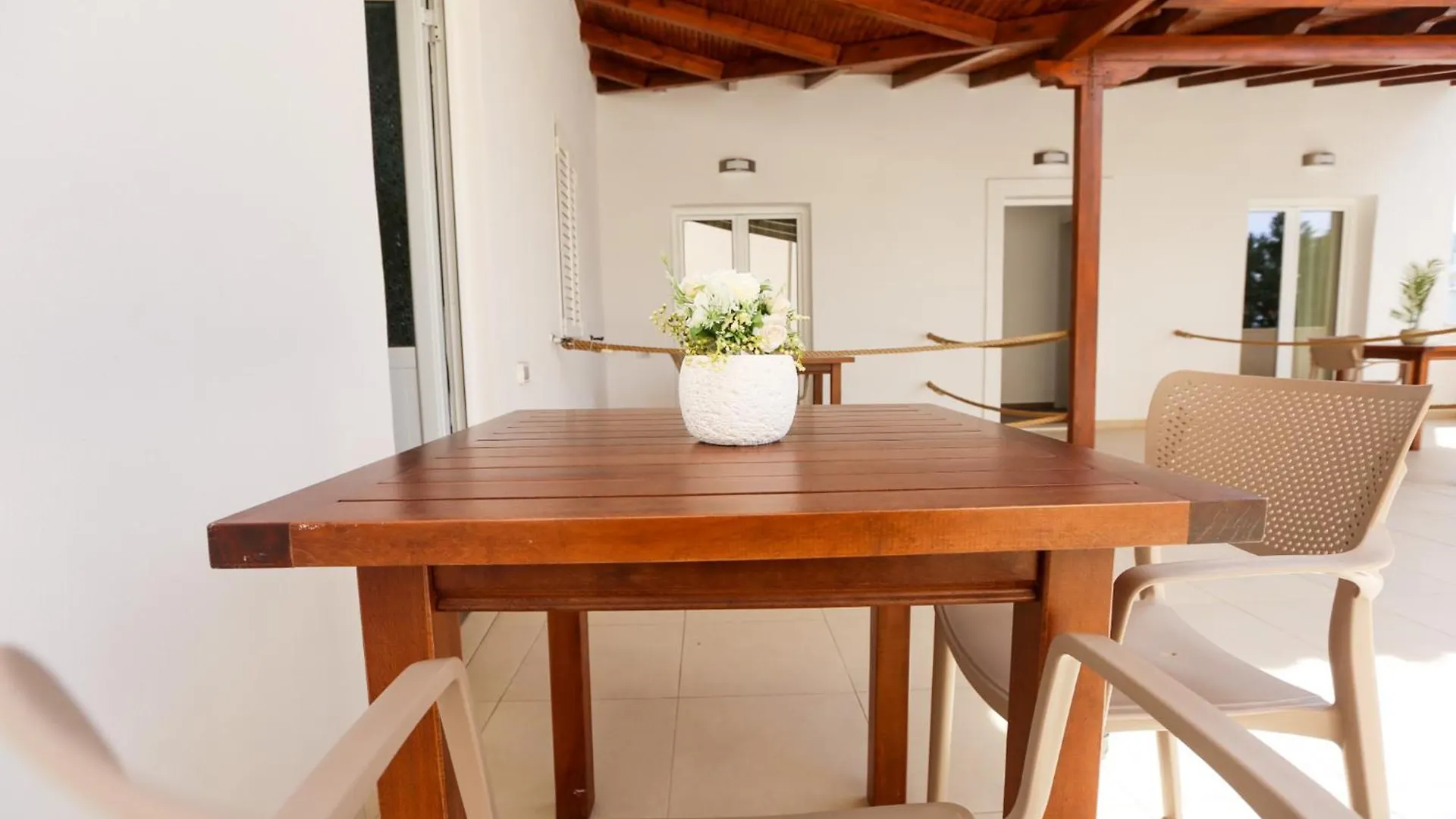 Colette'S Comfort Himare