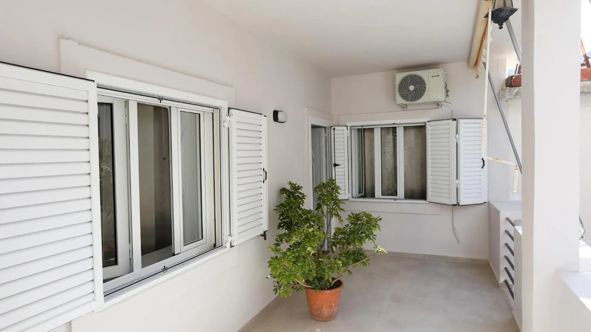 Apartment Colette'S Comfort Himare